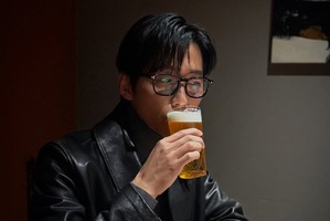 『恋人』ナムグン・ミン、ますますカッコいい！雑誌のワンカットな“仕事終わりの一杯”【PHOTO】 画像