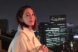 デート中？撮影中？女優イ・ミンジョン、夜景より輝く美貌「ブレていても目鼻立ちくっきり」【PHOTO】 画像