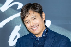 イ・ビョンホン、3度目の共演だったチョ・ウジンと今もぎこちない!?「初対面が強烈すぎたから…」 画像