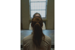 『ロングレッグス』マイカ・モンロー「一生忘れることはない」シリアルキラーとの初対面シーン 画像