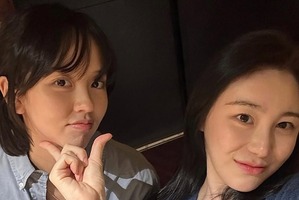 子役出身女優キム・ソヒョン、20代らしいプライベート姿にほっこり。“親友”とのツーショット【PHOTO】 画像