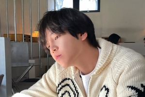 チャン・グンソク、将来はカフェの店主!? まったりコーヒーブレイク中も「少年みたい」【PHOTO】 画像