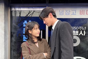 『おつかれさま』で熱演中のIU、破談になった彼とにらめっこ!? 第3幕の心温まるオフショット大放出【PHOTO】 画像