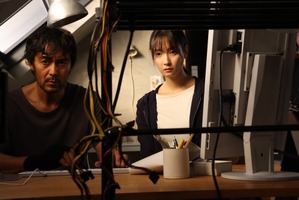 阿部寛＆菜々緒の張り詰めた緊張感…『キャンドルスティック』場面写真 画像