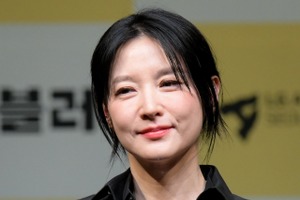 女優イ・ヨンエ、32年ぶりの舞台復帰に意気込み。「親としての経験が役者として大きな栄養分に」 画像