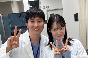 ぜひラブコメを…！『悪縁』特別出演のキム・ナムギル、恋人役のシン・ミナと“仲良しショット”【PHOTO】 画像