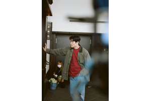 鈴鹿央士が鈴木亮平らを撮影！『花まんま』撮影現場のリアルな空気感 画像