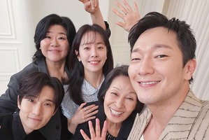 家族写真みたい！ハン・ジミンが公開した『君は天国でも美しい』キャスト集合写真に反響【PHOTO】 画像