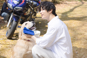 「たまらん」「最強」塩野瑛久×わんこのコラボに反響　ドラマ「魔物」メイキング 画像