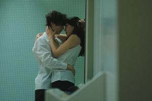 麻生久美子＆塩野瑛久のキスシーンに視聴者「脳みそが追いつきません」…「魔物」第2話 画像