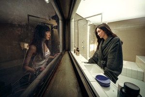 消えたはずの婚約者が鏡の向こうに…欲望と秘密が衝突する『秘顔-ひがん-』本予告 画像