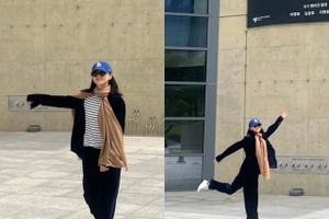 女優イ・ヨンエ、“Z世代”にしか見えない私服姿に注目！ポスターの前でお茶目なポーズ【PHOTO】 画像