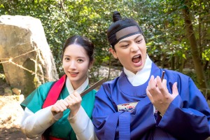 『鬼宮』主演カップルの仲睦まじいオフショット。さすが“リアル親友”ならではの雰囲気！【PHOTO】 画像