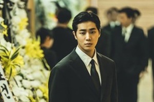 Netflix復讐ノワール『広場』スチール写真公開、ホ・ジュノ×チュ・ヨンウ親子の確執が爆発 画像