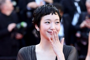 キム・ゴウン、カンヌ国際映画祭で独自のオーラを放つ！“地中海の風と共にコーヒータイム” 画像