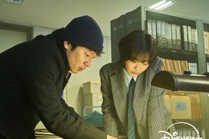 Disney+『ナインパズル』がいよいよ配信開始！“ネタバレ厳禁”の謎が幕開け「10年前も今も、なぜ？」 画像