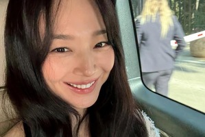 キム・ウビンも惚れ惚れ…シン・ミナの愛らしい魅力あふれる自然体ショットに反響「天使なの？」【PHOTO】 画像
