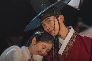 緊張のキス直前シーン公開、ソヒョン×オク・テギョンの“原作崩壊ロマンス”に心を奪われる 画像