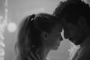 水槽のロブスターから恋人同士の会話が広がる『ラ・コシーナ／厨房』本編映像 画像