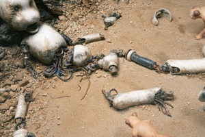 ロボットの衝撃的な姿、正体不明の物体…『JUNK WORLD』本編冒頭映像 画像