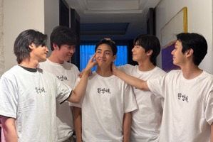 ついに“ウガファミリー”集合！パク・ソジュン、チェ・ウシクらがBTS・Vを歓迎「おかえり」【PHOTO】 画像