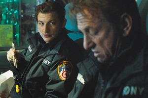 ショーン・ペン＆タイ・シェリダン、休憩中の和やか食事タイム『アスファルト・シティ』本編映像 画像