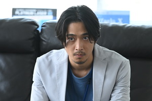 佐藤寛太、刑事役で登場「誘拐の日」オフショットも公開 画像