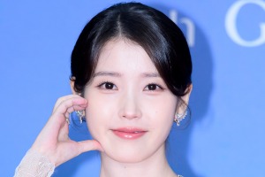 「身長縮んだ…」大忙しのIU、ファンとのやり取りにほっこり。“子ども服”サイズ着ていた過去も話題 画像