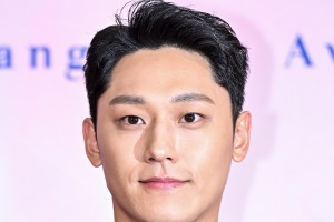 イ・ドヒョン、空港をランウェイに！全身PRADAでミラノへ「顔がファッションを完成させる」 画像