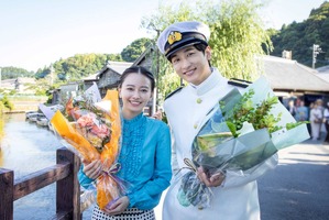 山本舞香＆小関裕太らが笑顔でクランクアップ「波うららかに、めおと日和」 画像