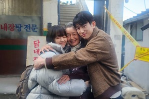 童顔女優パク・ボヨン、『未知のソウル』現場でのオフショットに「癒される」【PHOTO】 画像