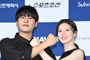 『ムービング』高校生カップルの再会に、夢のツーショットも「青龍シリーズアワード」手形刻印セレモニーの様子【独占写真】 画像