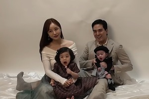 主役号泣で修羅場…『紳士とお嬢さん』ユン・ジニ、次女の100日記念フォトで見せた“母の奮闘”！ 画像