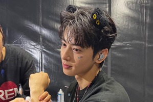 入隊控えたチャウヌ、入隊前最後の日本公演で放った“眩しいビジュアル”。さすが顔天才！【PHOTO】 画像