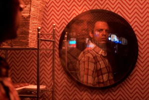 主人公が新しい顔で夜のバーへ…『顔を捨てた男』本編映像 画像