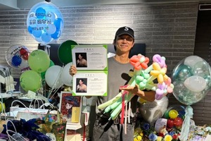 寄付証書を手に笑顔…46歳を迎えたコン・ユ、ファンの愛に深いお辞儀で「ありがとう」【PHOTO】 画像