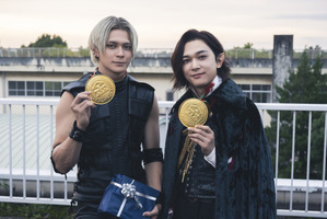 吉沢亮“蘭丸”vs眞栄田郷敦“長可”、体育館でバトル開始『ババンババンバンバンパイア』本編映像 画像