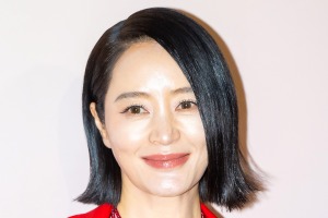 54歳女優キム・ヘス、撮影中でも透明感爆発…オム・ジョンファの応援にとびきりの笑顔！【PHOTO】 画像