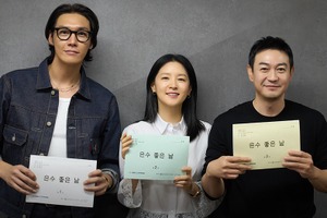 イ・ヨンエ×キム・ヨングァン共演『ウンスのいい日』、和やかムードの台本リーディング現場を公開！ 画像