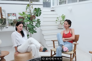 55歳女優オム・ジョンファ、愛犬と二人暮らしの“5億円超え”庭付き豪邸を紹介！ 画像