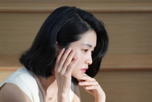 女優キム・テリ、ロングもボブも上品さ全開…ドレス＆ジュエリーで放つ圧巻のオーラ【PHOTO】 画像