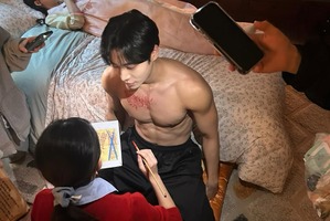 『巫女と彦星』主演チュ・ヨンウ、上半身露出のオフショットなど大放出！【PHOTO】 画像