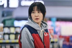 イ・ヨンエが“普通の主婦”に完璧変身。笑顔の裏に潜む運命を描く、新ドラマのスチール写真解禁 画像