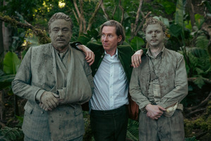 ベニチオ・デル・トロ＆マイケル・セラが泥だらけ！『ザ・ザ・コルダのフェニキア計画』オフショット公開 画像