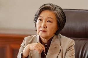 『北極星』で輝く唯一無二の存在感、キム・ヘスクが大統領役で放つ圧倒的オーラ 画像