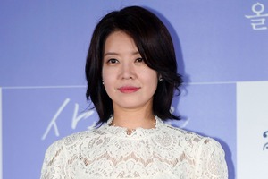 『エスクワイア』で輝くベテラン女優キム・ヨジン、キャリアと役柄が重なる瞬間 画像