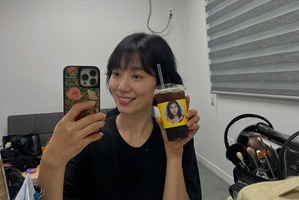 女優パク・シネが次回作の撮影中！女優仲間からの差し入れに“ハートポーズ”【PHOTO】 画像