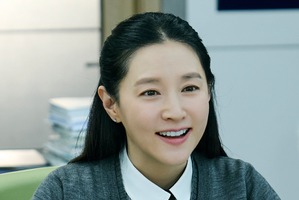 『ウンスのいい日』スチール写真公開、イ・ヨンエの銀行員制服×ロングヘア姿に視線集中 画像