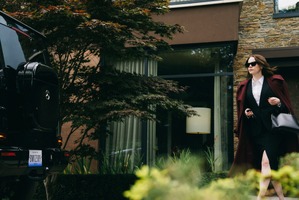 エマ・ストーン演じる“トップCEO”はエイリアン…!?『Bugonia』ランティモス節炸裂の予告編公開 画像