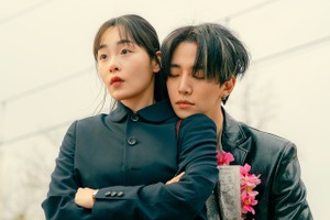 2PMジュノが立ったまま居眠り…新作ドラマの“ちょっと変わった”出会いの場面公開！ 画像